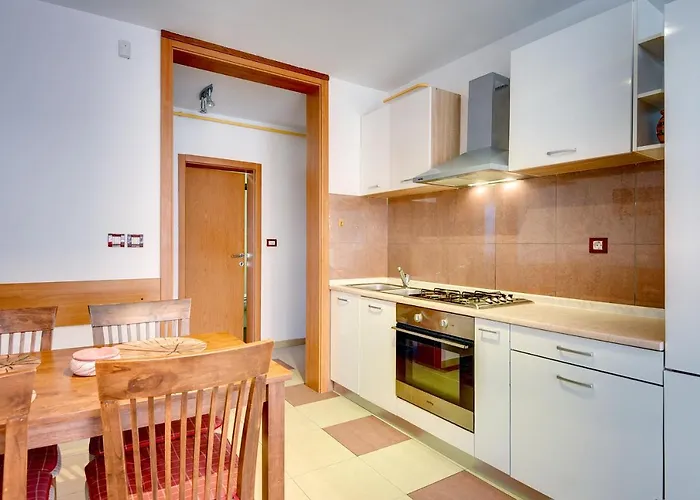 Universe 아파트 풀라